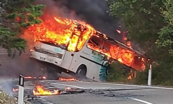 Castellina in Chianti, prende fuoco il bus turistico