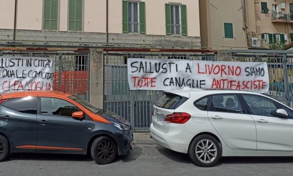 Livorno: ‘Qui siamo tutte canaglie antifasciste’, striscioni contro Sallusti